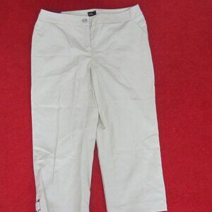 NWT RAFAELLA Classic Curvy Women's Capri Pants Size 8 Khaki ---